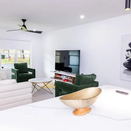 Villa Luxe Retreat, Modern Gem With Private Backyard Oasis